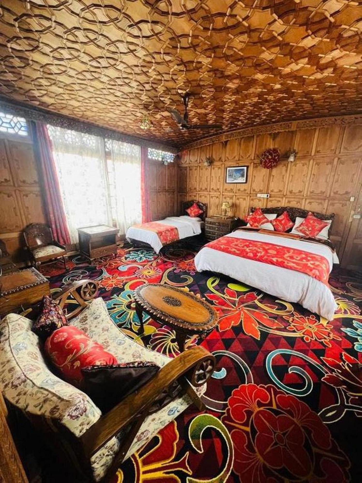 Floating Luxury Group Of Houseboats Botel 4*