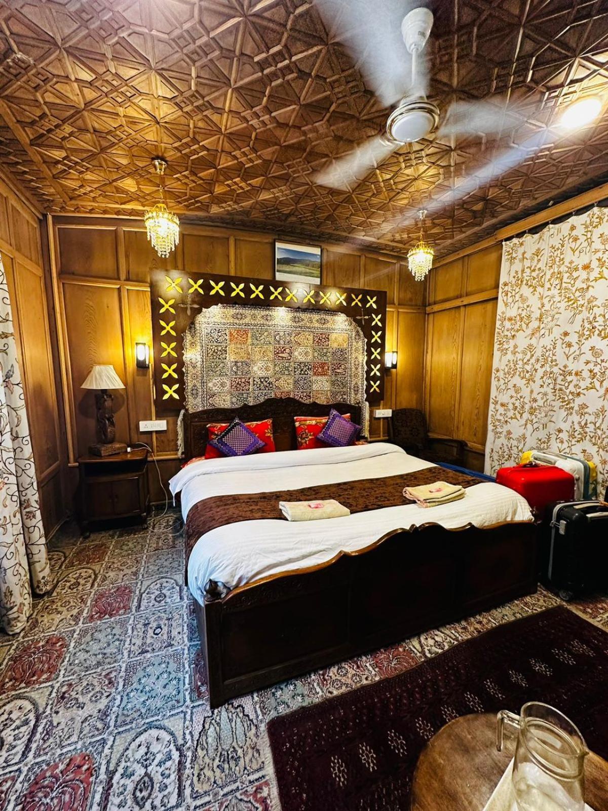 Botel Floating Luxury Group Of Houseboats Srinagar (Jammu and Kashmir)