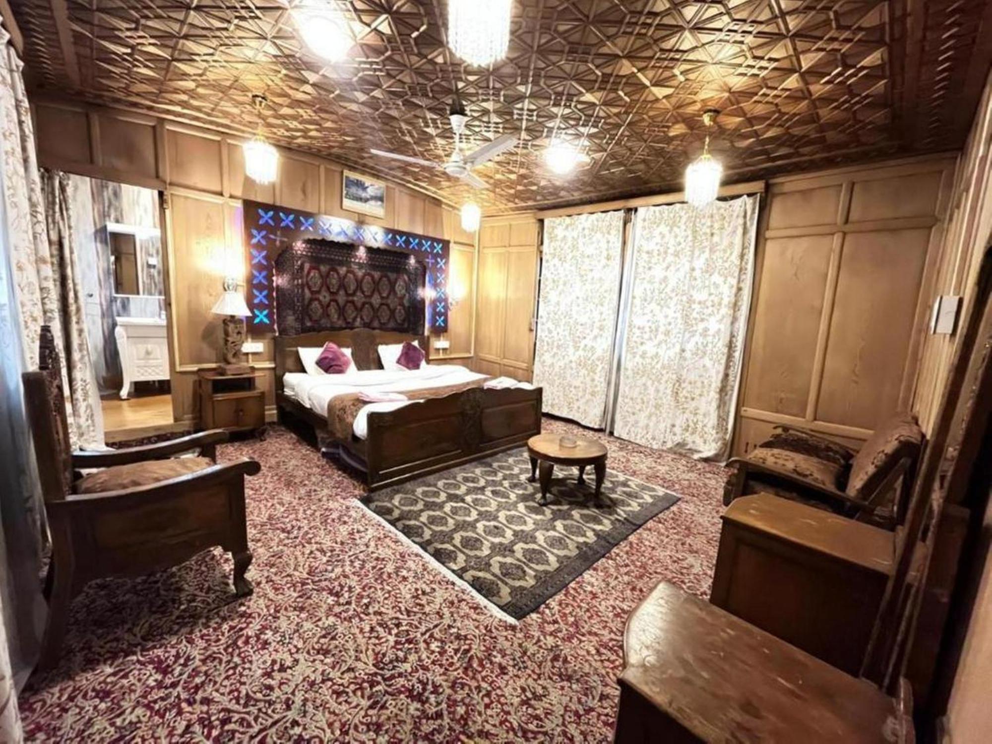Floating Luxury Group Of Houseboats Botel 4*