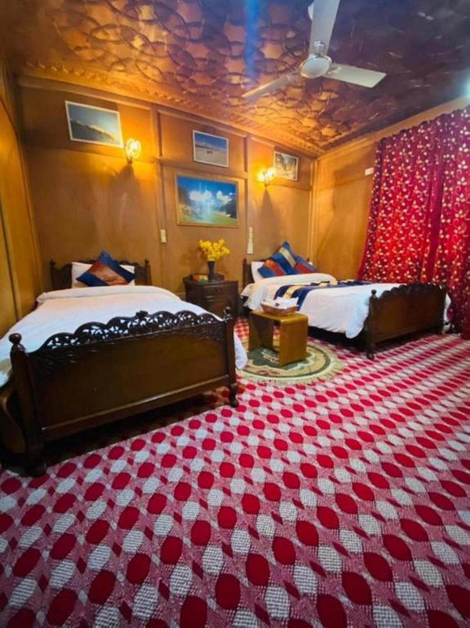 Floating Luxury Group Of Houseboats Botel
