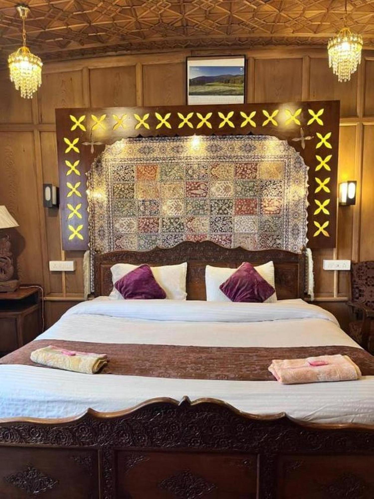 Floating Luxury Group Of Houseboats Botel Srinagar (Jammu and Kashmir)