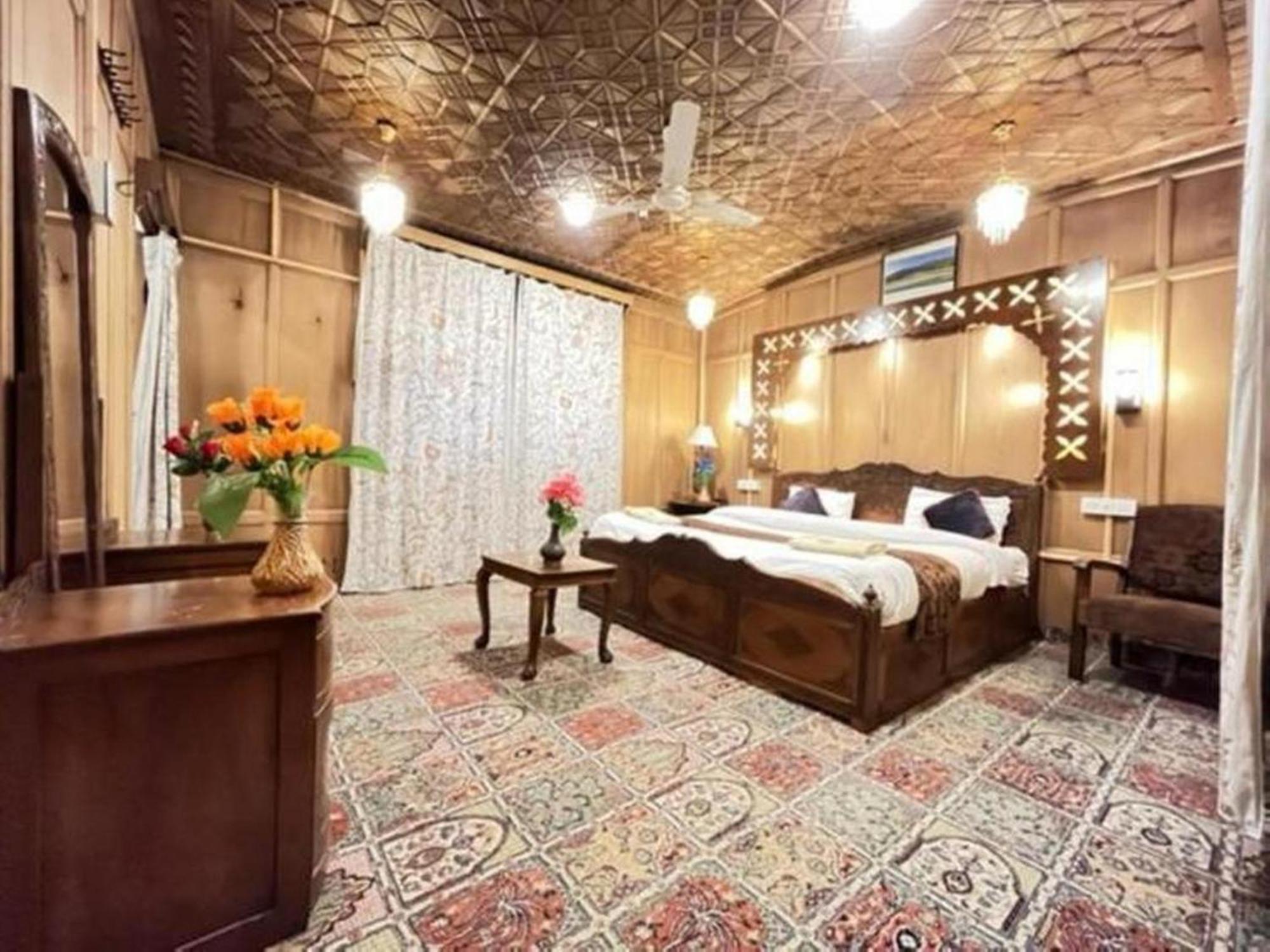 Botel Floating Luxury Group Of Houseboats Srinagar (Jammu and Kashmir)