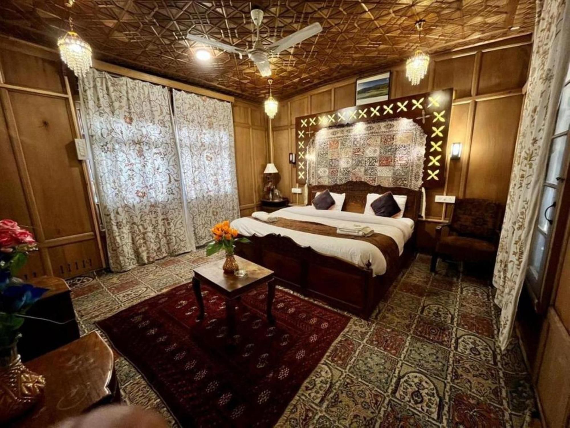 Botel Floating Luxury Group Of Houseboats Srinagar (Jammu and Kashmir)