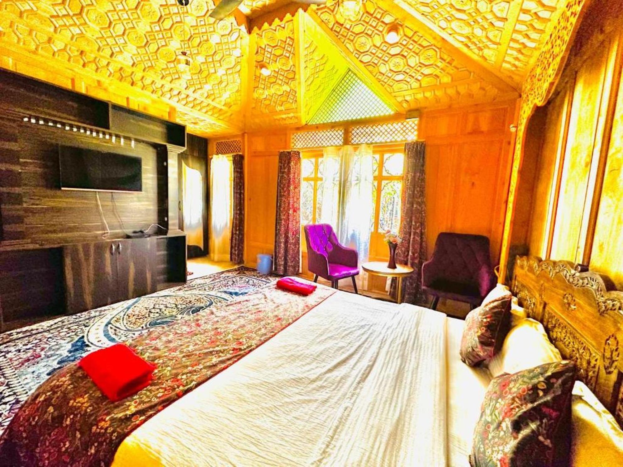 Floating Luxury Group Of Houseboats 4*