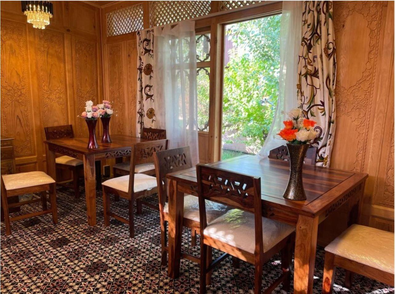 Floating Luxury Group Of Houseboats Botel 4*
