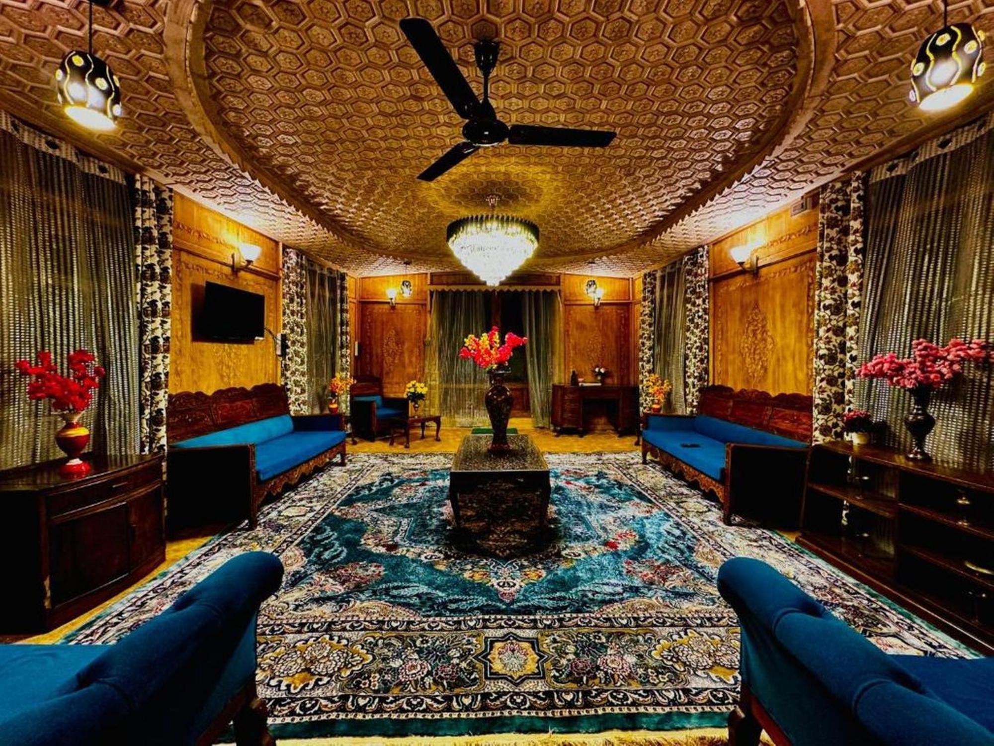 Floating Luxury Group Of Houseboats Botel Srinagar (Jammu and Kashmir)