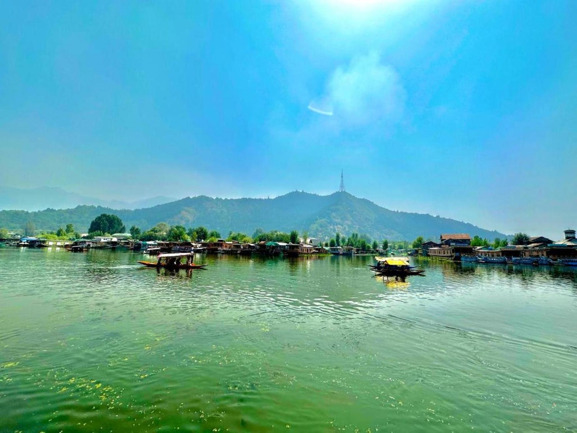 Floating Luxury Group Of Houseboats Botel